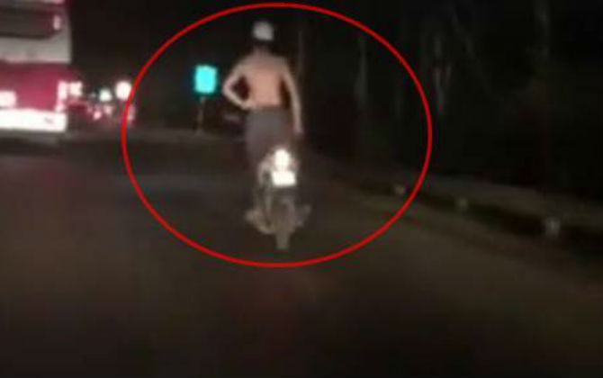 Nam thanh niên thả 2 tay lái xe máy kiểu thách thức 'thần chết', cư dân mạng 'ném đá' dữ dội