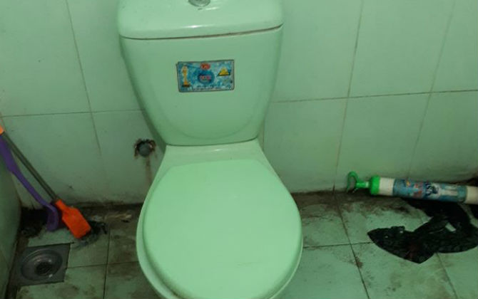 Hết hồn nhà vệ sinh của người ở trọ bẩn như chuồng lợn, cặn đóng dày như 1 năm không ai dọn