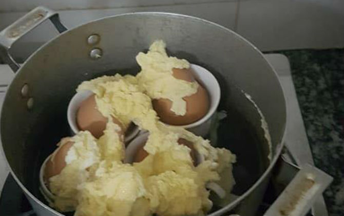 Trổ tài làm trứng nướng nhưng thành phẩm lại như 'núi lửa phun trào', dân mạng khóc thét hết cả muốn ăn