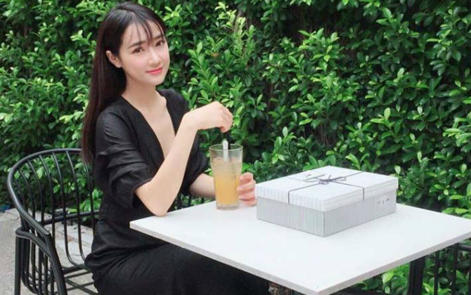 Tái hợp Trường Giang, Nhã Phương tái xuất showbiz với vẻ ngoài khác lạ sau 2 tháng "mất tích" trên mạng xã hội