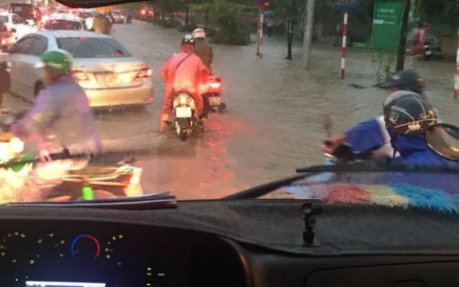 Mưa lớn ở Hà Nội đúng giờ tan tầm, nhiều tuyến đường ùn tắc, ngập nước