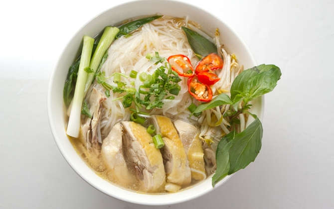 Trổ tài làm phở gà với công thức cực đơn giản, vụng mấy cũng thành công