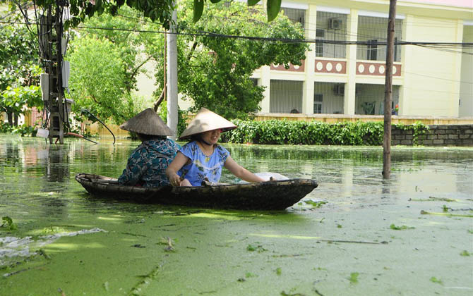 Nước lũ ngập sâu nhiều ngày, người dân cần đề phòng những căn bệnh nào?