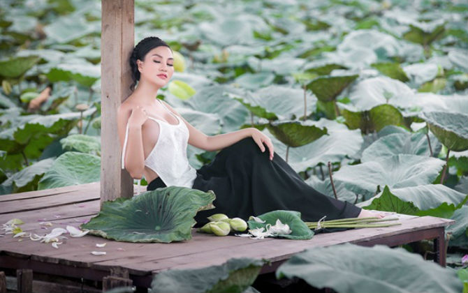Nữ Hoàng Trần Huyền Nhung quyến rũ lạ thường với áo yếm bên sen