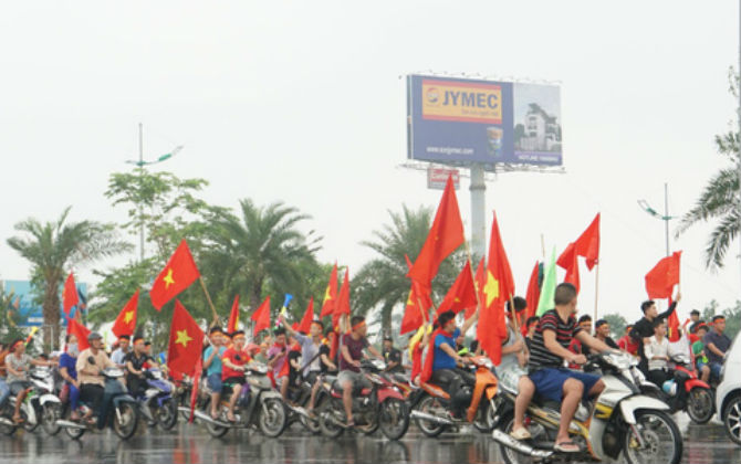 Olympic Việt Nam về tới Nội Bài, hàng ngàn người đón bên ngoài