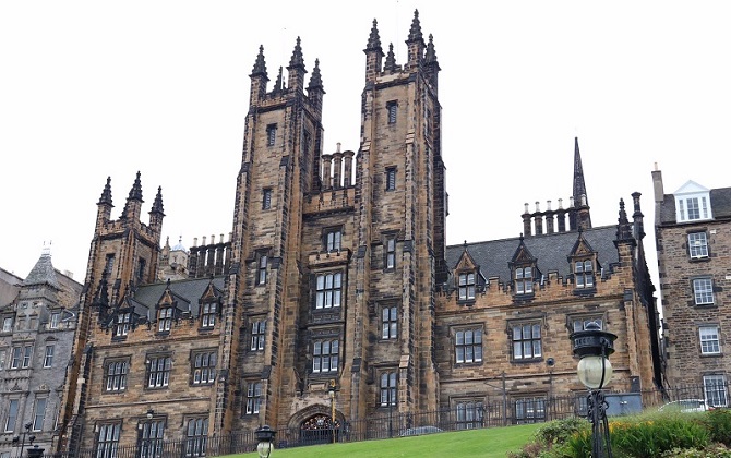 Đến Edinburgh, nghe kể chuyện ma và thưởng lãm lâu đài Gothic