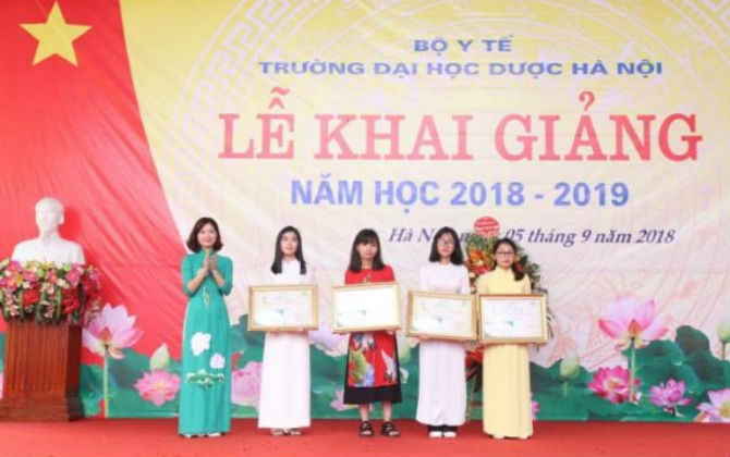 Trao học bổng Dạ Hương chung sức cùng nữ thầy thuốc tương lai Lần thứ 10 (năm học 2018 – 2019) cho sinh viên Đại học Dược Hà Nội.