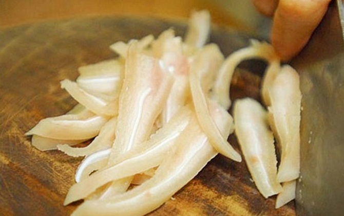 Luộc tai heo vừa trắng giòn không thâm xỉn chỉ nhờ loại nguyên liệu sẵn có này