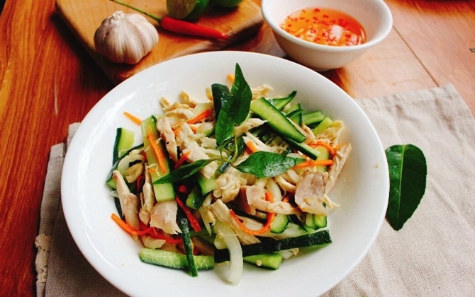 Nộm gà xé phay chua ngọt, thanh mát
