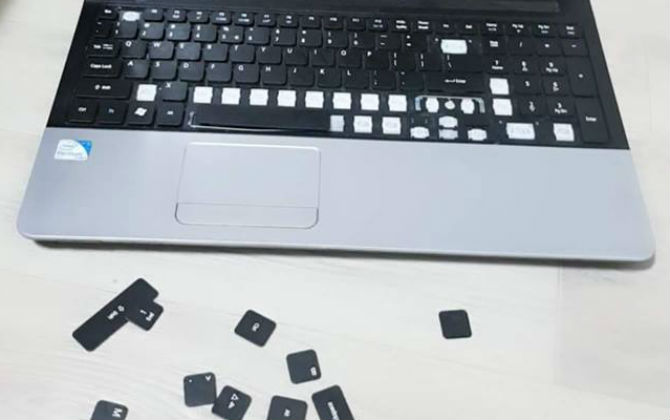 Nuôi con nhỏ mới thấu hiểu, một phút lơ là thì laptop đã tơi tả như trải qua 'cơn bão' thế này, giận nhưng ai nỡ mắng bé yêu chứ!