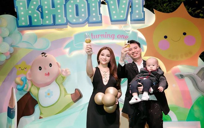 Mới 1 tuổi nhưng con trai Huyền Baby mặc toàn đồ hiệu, "cả cây" có giá gần 25 triệu đồng