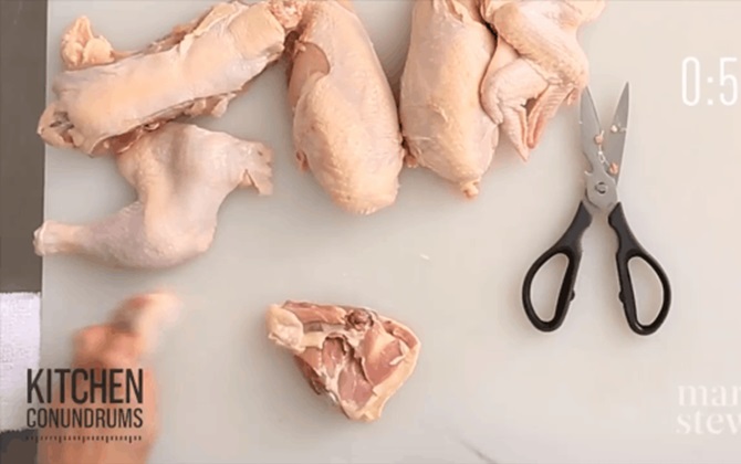 Mẹ chồng bất ngờ khi thấy tôi cắt gà thành 8 miếng trong 1 phút chỉ bằng thao tác đơn giản