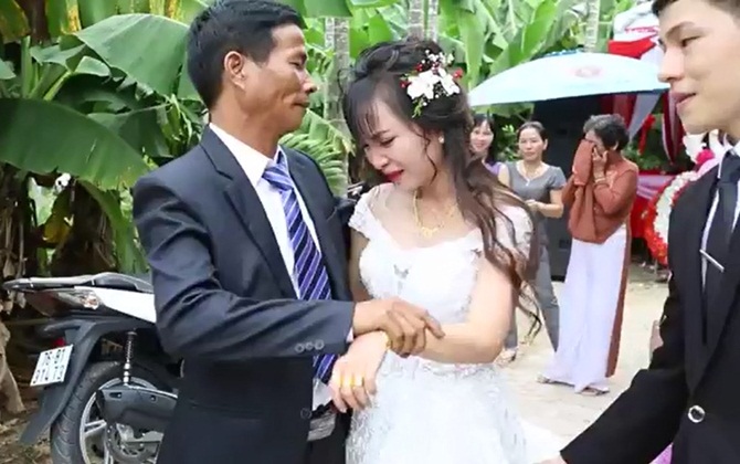 Xúc động với hình ảnh cô dâu khóc nức nở níu tay chú ruột vì không nỡ rời xa người thân