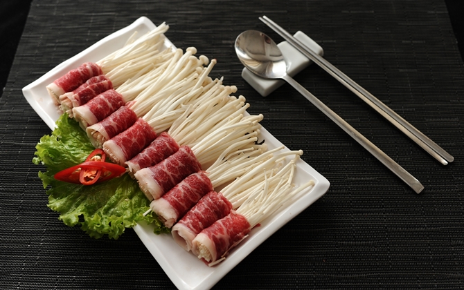 Thịt cuộn nấm kim châm sốt chanh dây