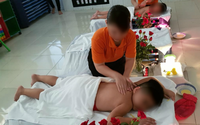 Xôn xao dịch vụ đắp mặt, mát - xa toàn thân như đi spa sang chảnh cho trẻ ngay tại trường mầm non