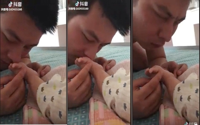 Tan chảy trái tim với cảnh HÔN HÍT CON "quá đáng" của ông bố trẻ