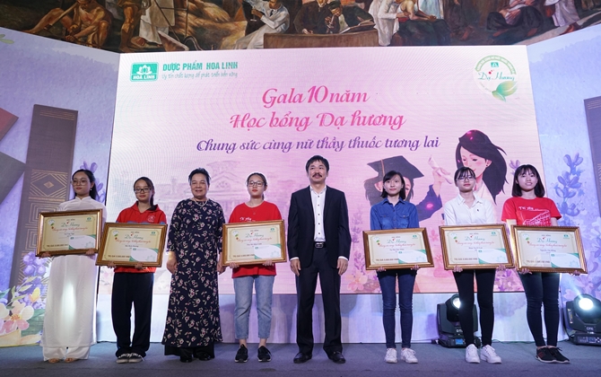 Nhãn hàng Dạ Hương tiếp tục tài trợ 10 tỷ cho các nữ sinh Y Dược