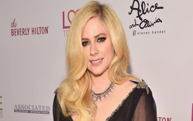 Avirl Lavigne lần đầu tiết lộ về 2 người chồng và quãng thời gian dài chiến đấu với bệnh tật