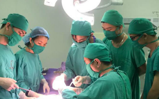 Bé trai 5 tuổi vỡ đốt sống, viêm phổi dai dẳng vì bị thanh nứa đâm xuyên khi chơi đùa