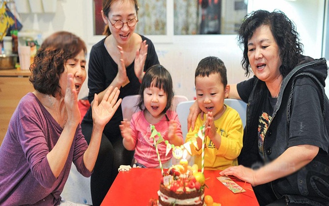 Bị hỏi "Bà nội tốt hay bà ngoại tốt", bé 4 tuổi đáp khiến mọi người trong phòng nín lặng