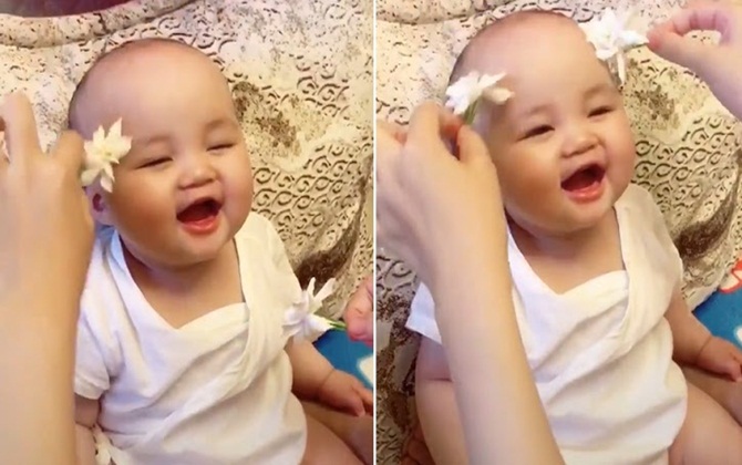 Tan chảy với điệu cười "quên hết trời đất" của bé gái khi được mẹ vuốt ve bằng hoa