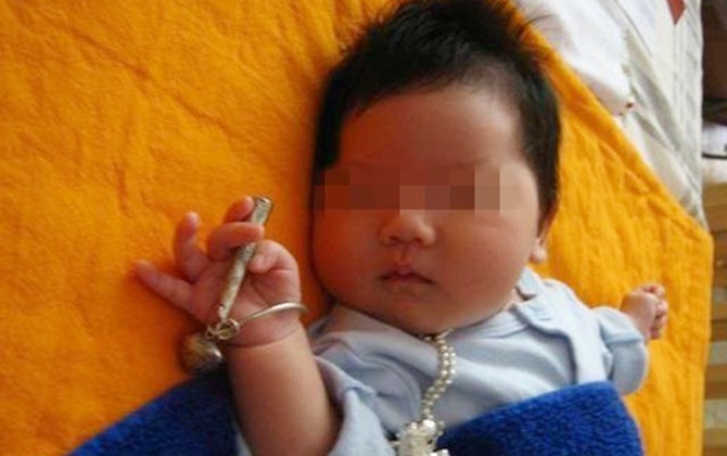 Lắc bạc của cháu ngày càng sáng, bà nức nở khen khỏe, mẹ đưa đi khám thì rùng mình