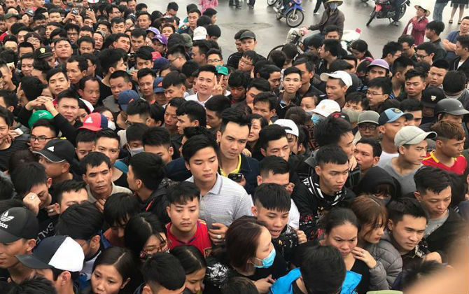 Nghìn người đội mưa, thức xuyên đêm săn vé trận Việt Nam- Malaysia