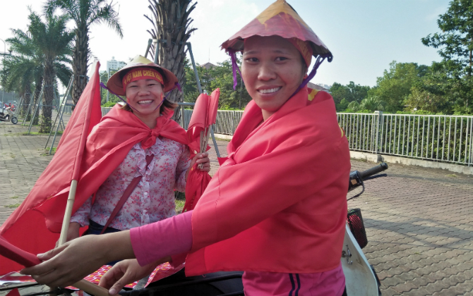 Băng rôn, cờ đỏ sao vàng "nhuộm" đỏ rực đường Hà Nội trước giờ bóng lăn trận bán kết Việt Nam - Philippines