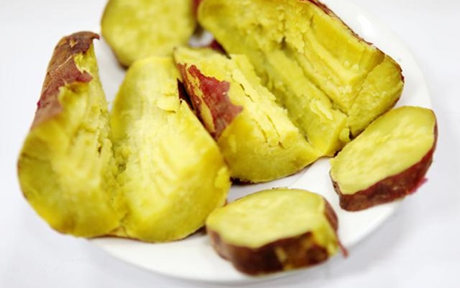 Luộc khoai lang cứ cho thêm "thứ này", đảm bảo 100% bở tung, "tan" ngay khi cho vào miệng