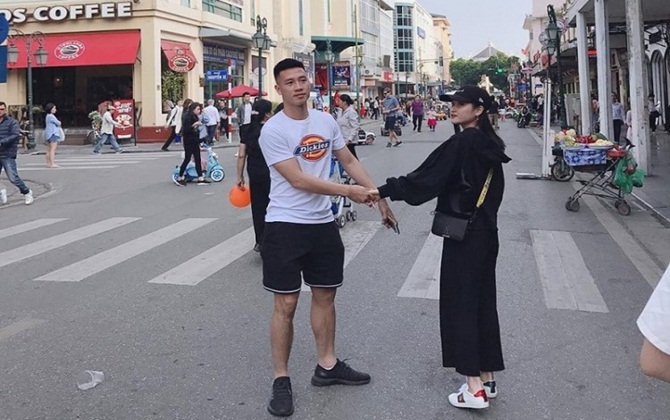 Người yêu xinh đẹp của 'tiền vệ đá sân nhỏ 9 điểm' 'phát điên' vì bạn trai ghi bàn