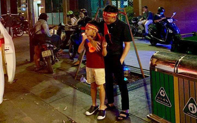 Cường Đô La khoe ảnh đi bão sau bóng đá, ai cũng giật mình vì điểm đặc biệt ở con trai