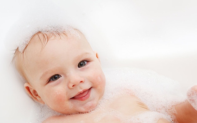 Đừng tắm hàng ngày cho bé vào mùa đông kẻo HẠI CON! Đây là tần suất chuẩn nhất!