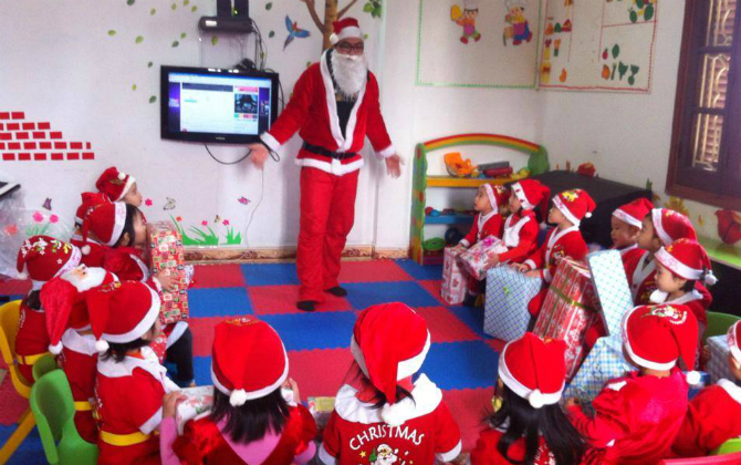 Giáng sinh cận kề, ông già Noel "chạy show" tặng quà cho các em nhỏ