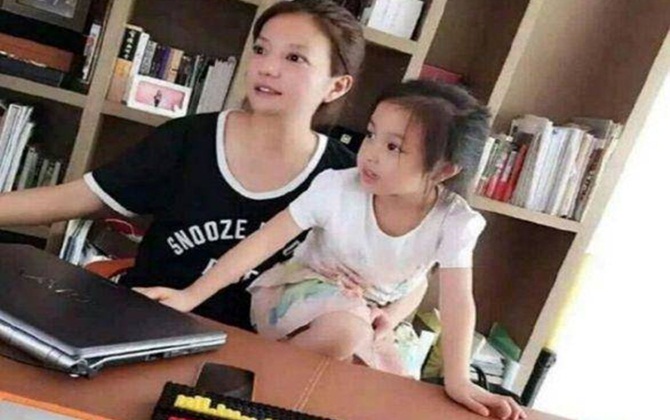 Con gái Lâm Tâm Như mới 2 tuổi, con gái Triệu Vy đã được khen “Giỏi từ vạch xuất phát”