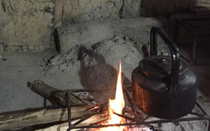 Chăn ấm đệm êm nhà ai cũng có nhưng nhìn hình ảnh này vào ngày rét 9 độ C, nhiều người chắc chắn rưng rưng nhớ ký ức tuổi thơ