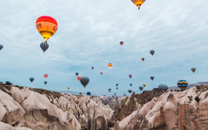 Không cần ngồi trên khinh khí cầu, bạn vẫn có thể ngắm nhìn một Cappadocia trên cao đầy vi diệu