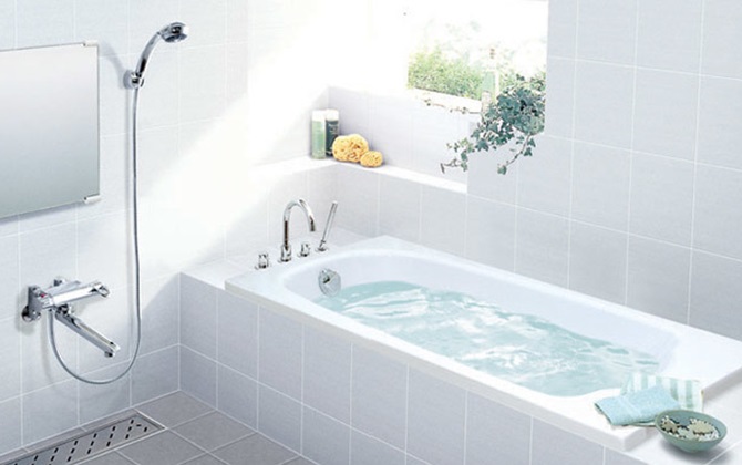 Làm cách nào tẩy vết bẩn trên bồn tắm?