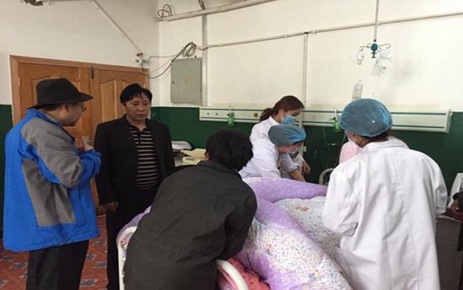 Y tá mừng rỡ vì mẹ 9X sinh đôi, người thân thấy 2 đứa trẻ thì bỏ đi gấp