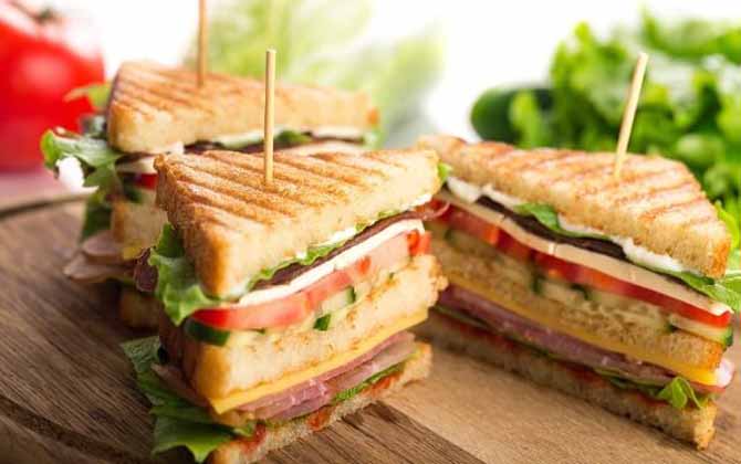 Sandwich thịt xông khói ức gà cho bữa sáng nàng vụng cũng làm được