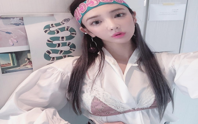 Mốt mặc "xu chiêng" bên ngoài áo gây tranh cãi