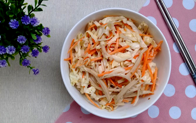 Salad bắp cải trộn sốt mè rang ngậy thơm cho bữa sáng gọn nhẹ