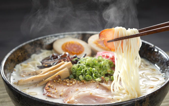 Cuối tuần "đổi gió" với mì ramen nấu tôm, nấm ngon bá cháy