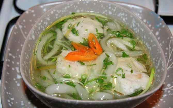 Đổi vị cho cả nhà với món bánh canh chả cá mềm thơm hấp dẫn