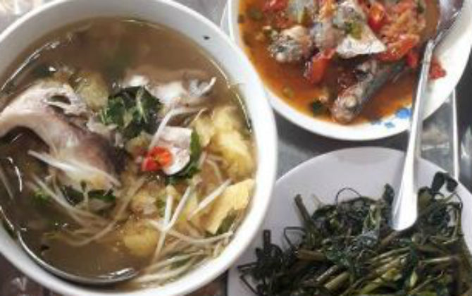 Đổ sức nấu mâm cơm trưa nhiều món mà chồng vẫn chê, người phụ nữ vừa kêu ca thì dân mạng chỉ ra điểm cần khắc phục sau, chị em khác đều phải biết
