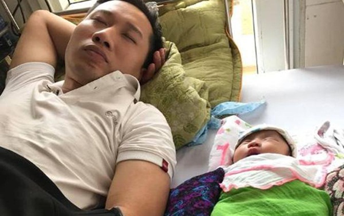 Vợ đẻ mổ ngực cứng sữa, chồng "soái ca" không ngại làm việc này khiến chị em khen xuýt xoa