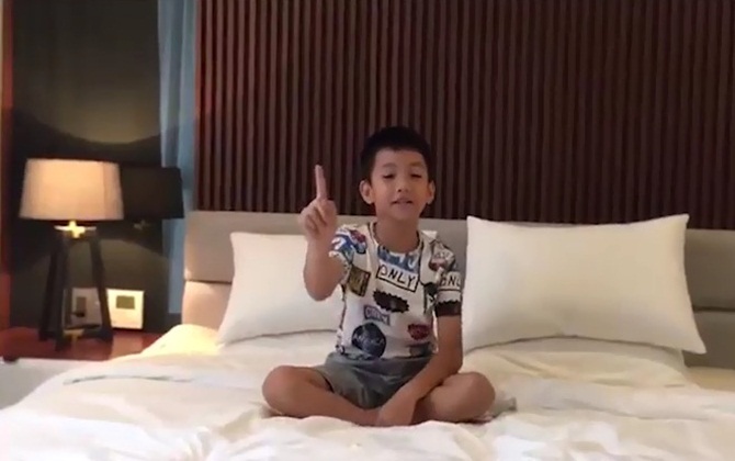 Từng học trường quốc tế phí 300 triệu/năm, con trai Hồ Ngọc Hà nói tiếng Anh thế này!