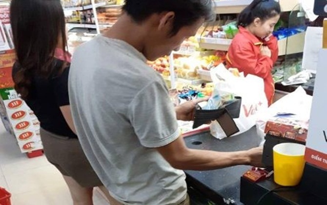 Nghẹn lòng cảnh người chồng nghèo, không biết chữ hỏi han khắp nơi để mua đồ bầu cho vợ và lòng tốt từ người dưng