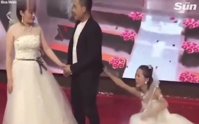 Clip có 1-0-2: Tình cũ mặc váy cưới đến lôi kéo chú rể, cô dâu 'chết đứng' trên sân khấu ngày hôn lễ