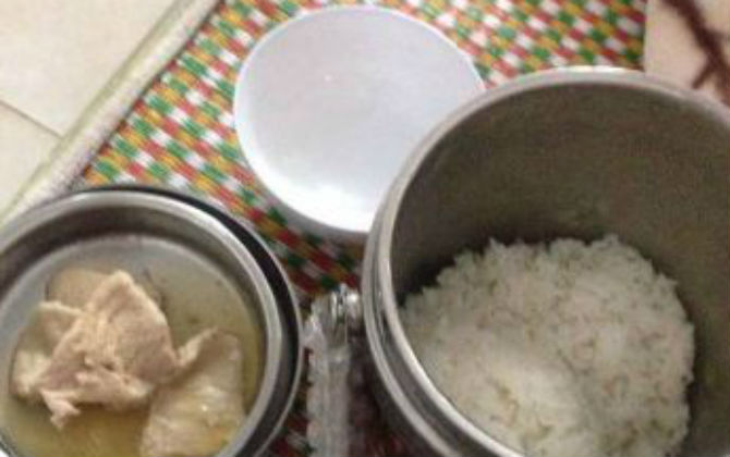Chụp cơm cữ chỉ mấy miếng thịt với cơm trắng, bà mẹ trẻ chưa kịp kêu ca đã bị chị em trên mạng phản pháo ầm ầm