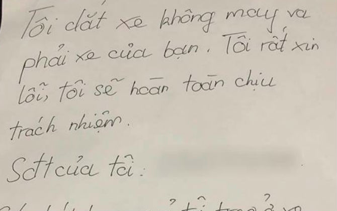 Dắt xe không may va vào xe người khác, người bí ẩn làm hành động lạ nhưng khiến dân mạng phải trầm trồ vì quá có tâm